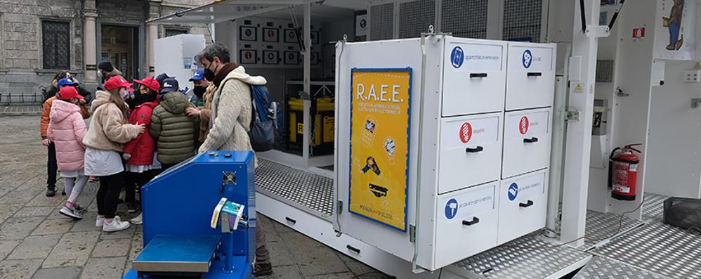 MONZA il camper per la raccolta dei rifiuti
