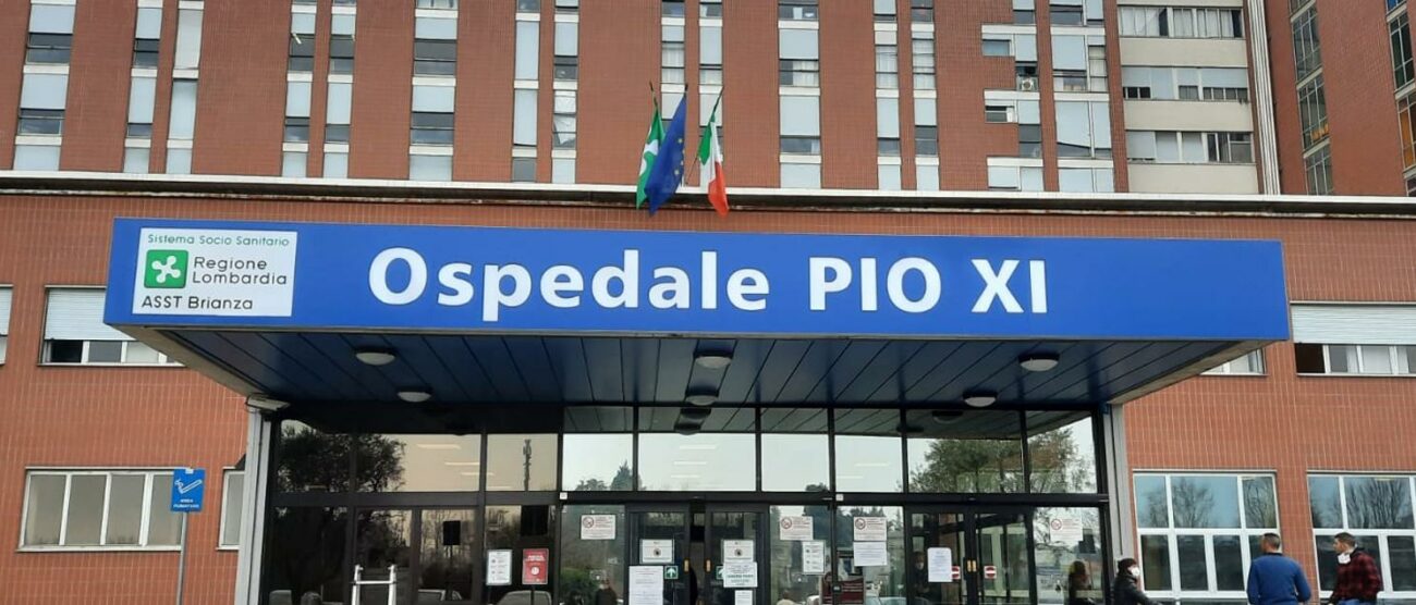 La nuova insegna dell'ospedale di Desio che con approvazione della giunta regionale è diventato "Ospedale Pio XI"