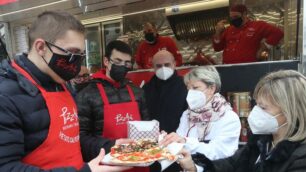 Hub vaccinale pizze offerte dai ragazzi di Pizzaut agli operatori sanitari