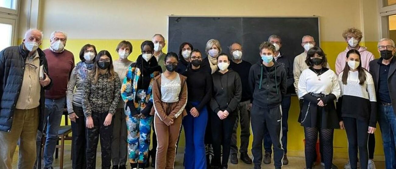 Il gruppo di docenti di PortofrancoSeregno con alcuni degli studenti seguiti nelle difficoltà del percorso scolastico