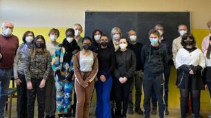Il gruppo di docenti di PortofrancoSeregno con alcuni degli studenti seguiti nelle difficoltà del percorso scolastico