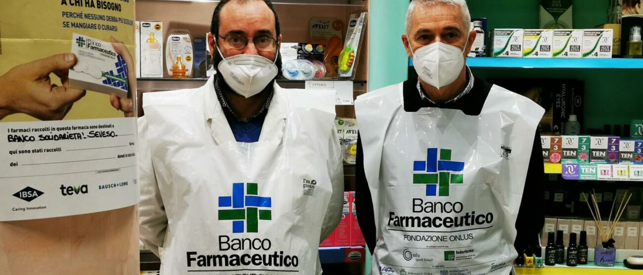 I volontari presenti nelle farmacie per la raccolta di farmaci da donare