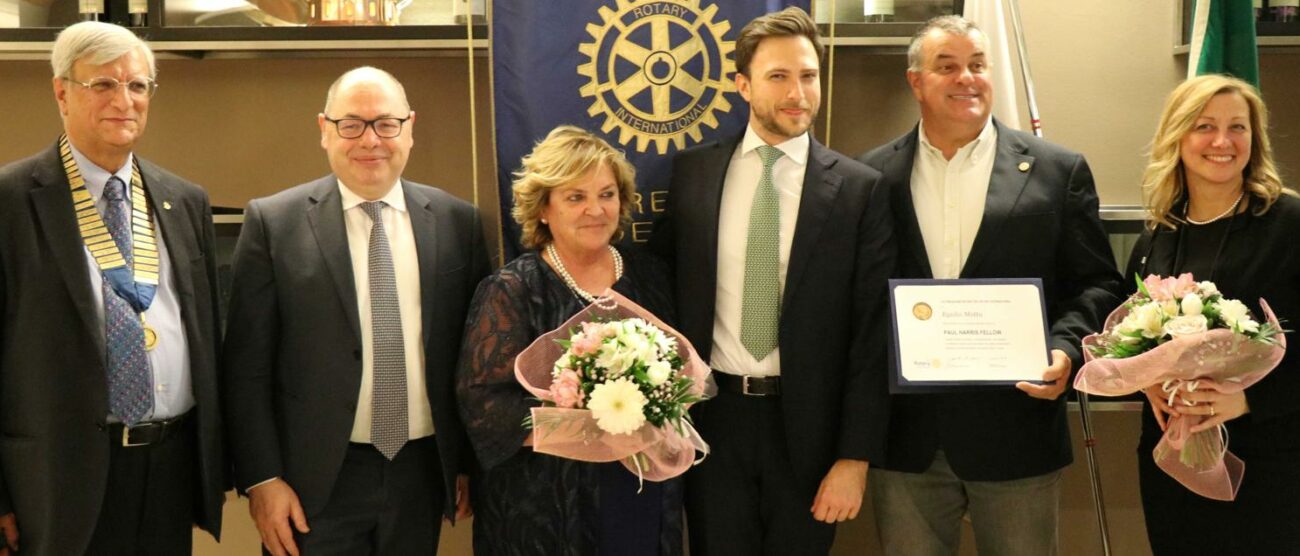 Gilberto Chiarelli, presidente Rotary Sedeca, Marco Tivelli, direttore generale Asst Brianza, i premiati Carla Gatti ed Egidio Motta, tra Andrea Lonati, responsabile vaccinazioni e Cristina Limonta