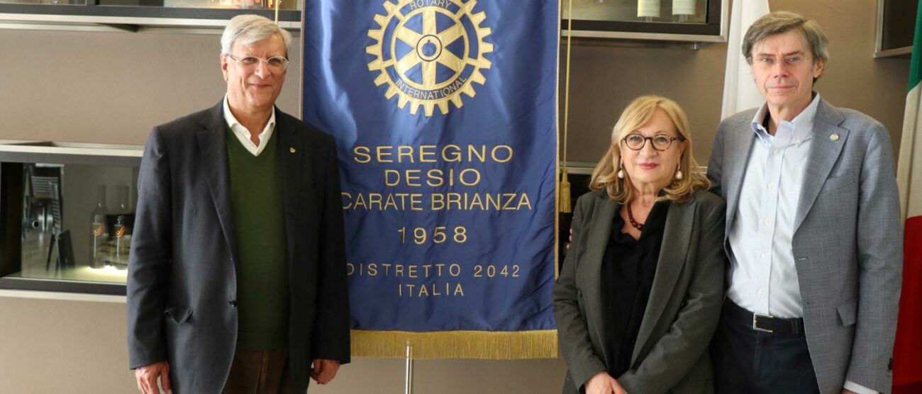 Il presidente del Rotary Sedeca Gilberto Chiarelli con l'incoming president Silvia Coletti e Carlo Fraquelli, assistente del governatore distretto 2042