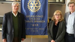 Il presidente del Rotary Sedeca Gilberto Chiarelli con l'incoming president Silvia Coletti e Carlo Fraquelli, assistente del governatore distretto 2042