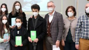 I vincitori del primo concorso sul bullismo al Levi, al centro i vincitori Hanaa Ghazzaoui e Niccolò Antonini con dirigente Massimo Viganò