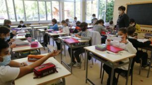 Gli alunni di una quinta della scuola Anzani in classe