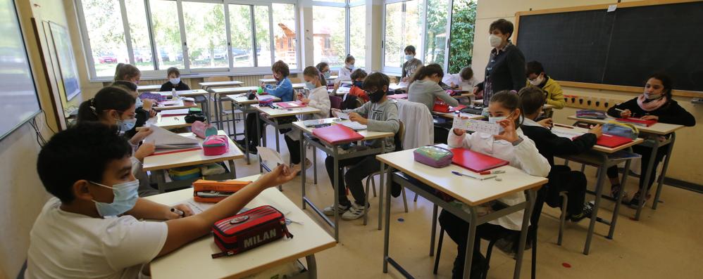 Gli alunni di una quinta della scuola Anzani in classe