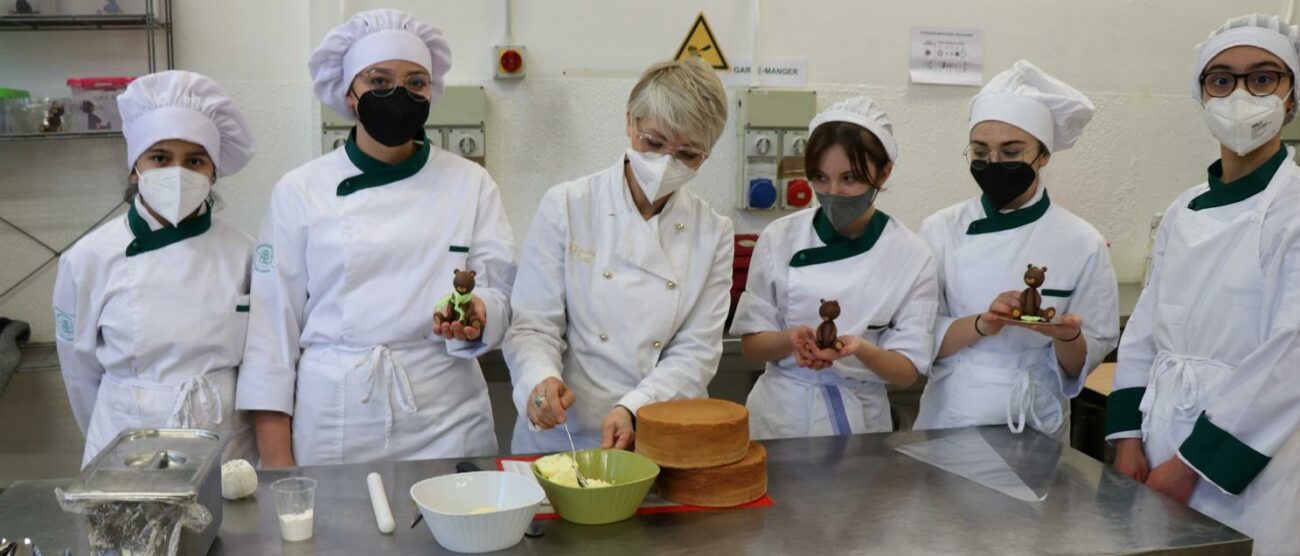 La sugar artist Claudia Prati durante una lezione di cake design con gli studenti dell'alberghiero Ballerini