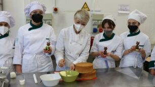 La sugar artist Claudia Prati durante una lezione di cake design con gli studenti dell'alberghiero Ballerini