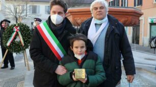 La pietra d'inciampo posata in piazza Martiri della Libertà a Seregno per il capitano Giovanni Re, col sindaco Alberto Rossi, il nipote Massimo e il giovanissimo Niccolò