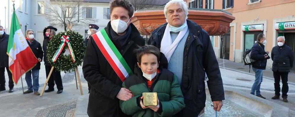 La pietra d'inciampo posata in piazza Martiri della Libertà a Seregno per il capitano Giovanni Re, col sindaco Alberto Rossi, il nipote Massimo e il giovanissimo Niccolò