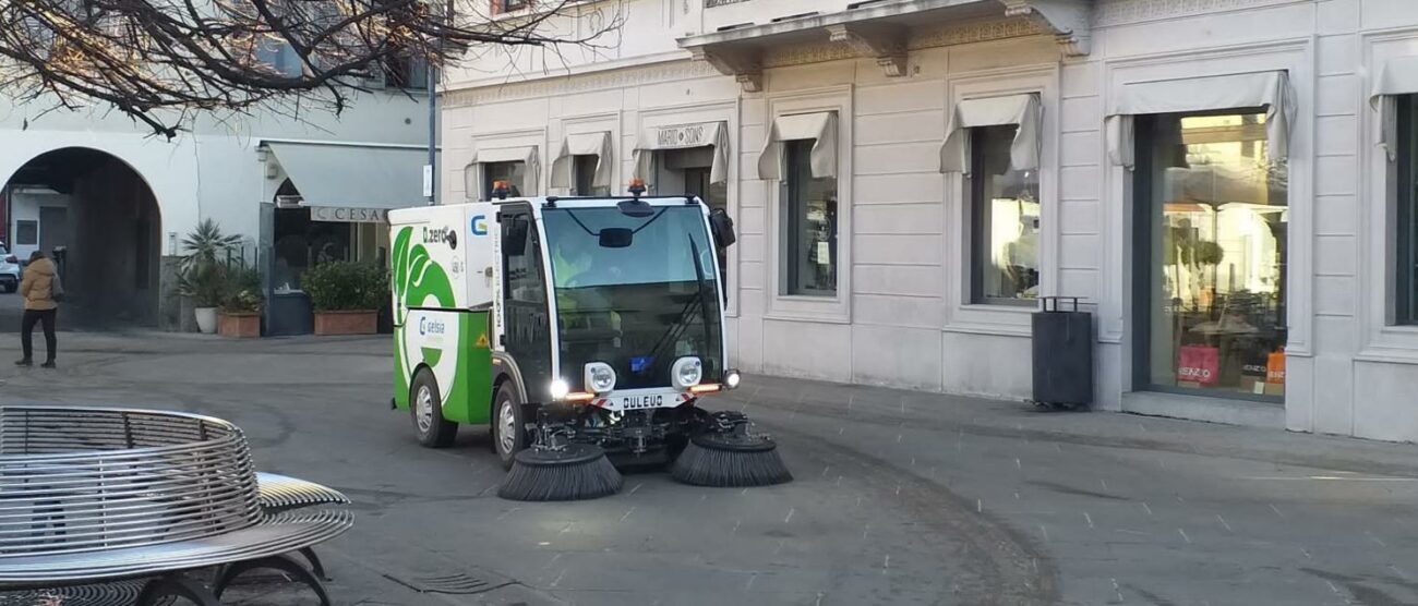 La nuova spazzatrice di Gelsia a basso impatto ambientale in funzione in piazza Vittorio Veneto a Seregno