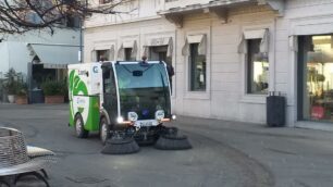 La nuova spazzatrice di Gelsia a basso impatto ambientale in funzione in piazza Vittorio Veneto a Seregno