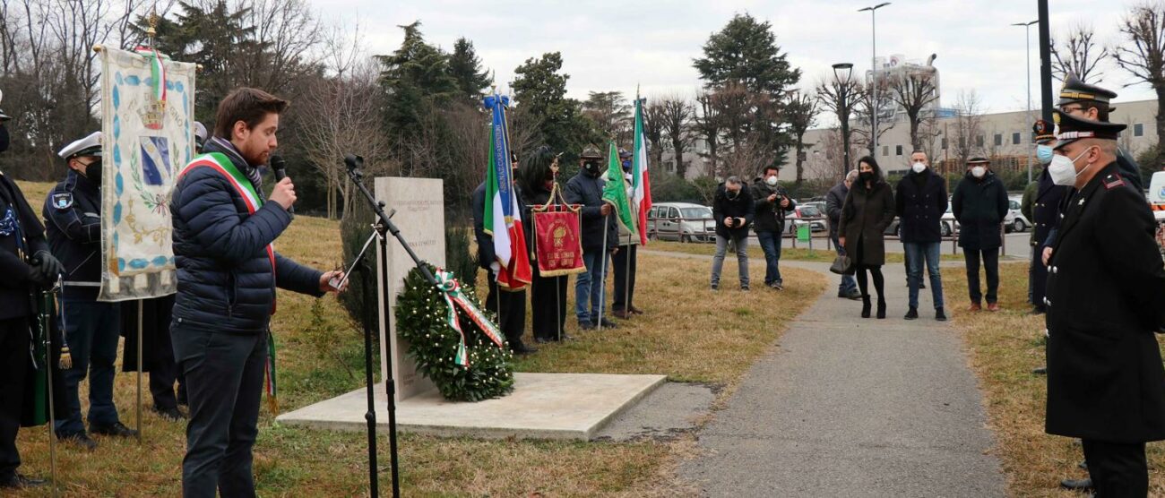 Il momento della commemorazione nella giornata del ricordo alla stele di Norma Cossetto nel parco "fratelli Longoni" a Seregno
