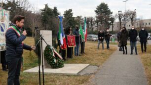 Il momento della commemorazione nella giornata del ricordo alla stele di Norma Cossetto nel parco "fratelli Longoni" a Seregno
