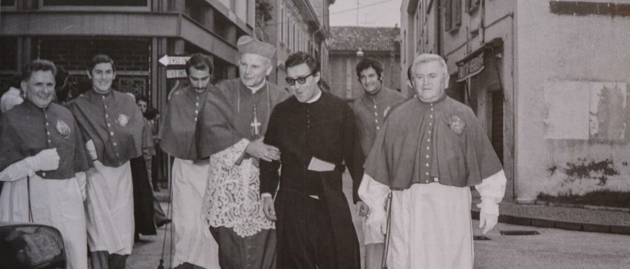 Il "mitico" don Pino Caimi nel 1973 accanto all'allora cardinal Karol Wojtyla