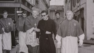 Il "mitico" don Pino Caimi nel 1973 accanto all'allora cardinal Karol Wojtyla