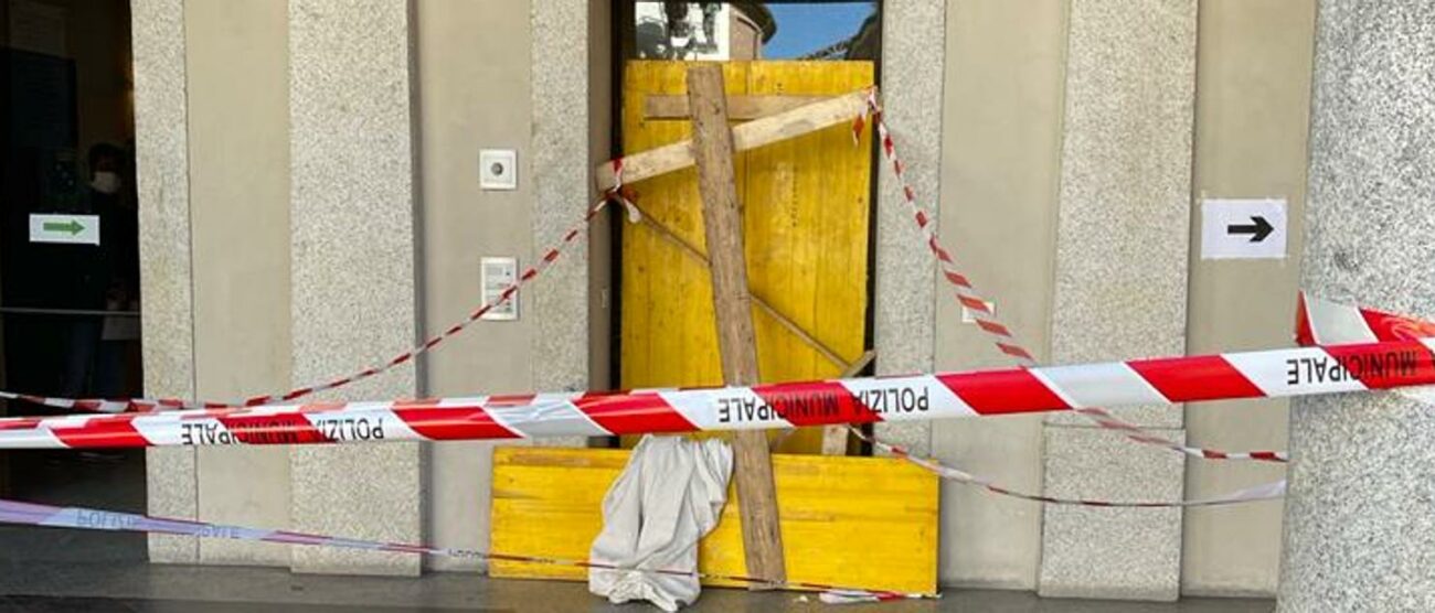 Le porte d'ingresso di palazzo Landriani-Caponaghi a Seregno prese a sassate