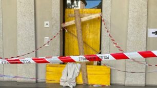 Le porte d'ingresso di palazzo Landriani-Caponaghi a Seregno prese a sassate