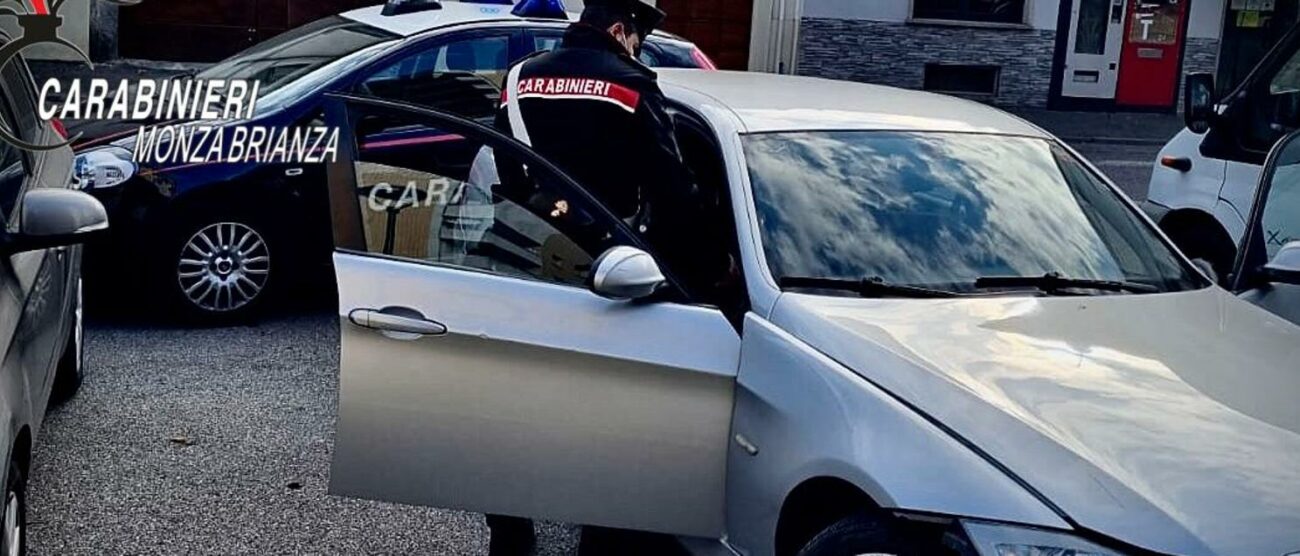 L’auto danneggiata dopo lo schianto contro il marciapiede (foto Carabinieri)