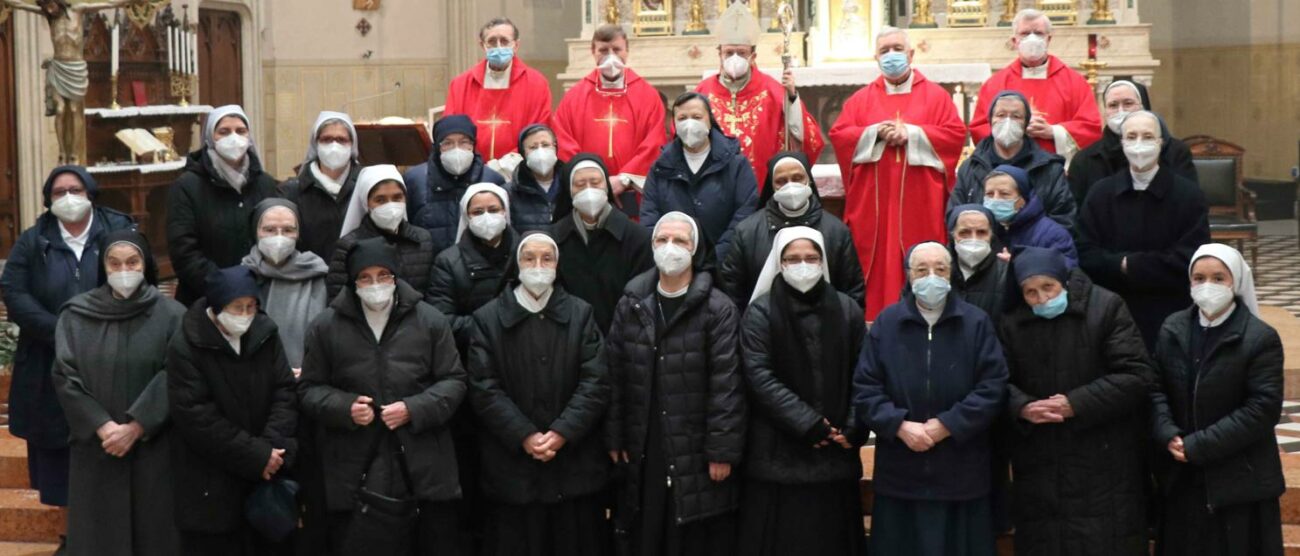 A Seregno santuario di Santa Valeria celebrata la giornata della vita consacrata dal vescovo monsignor Paolo Martinelli (foto Volonterio)