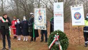 La stele "Bosco della memoria" rimessa a nuovo all'interno del parco 2 giugno a Seregno