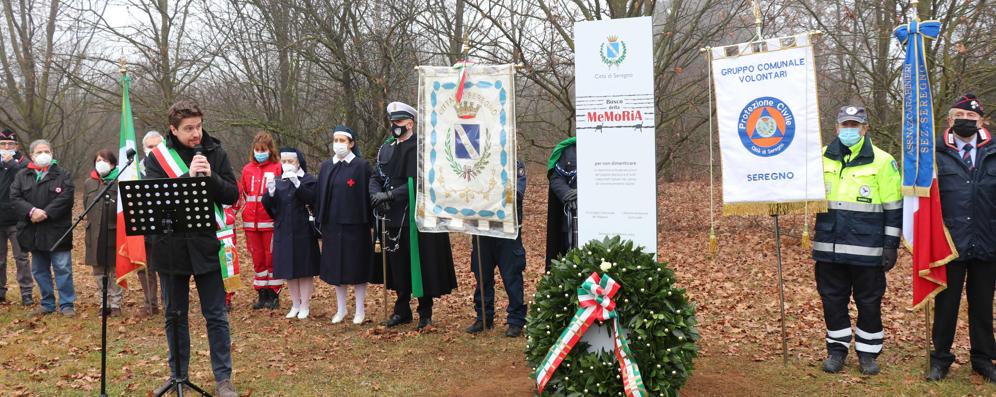 La stele "Bosco della memoria" rimessa a nuovo all'interno del parco 2 giugno a Seregno
