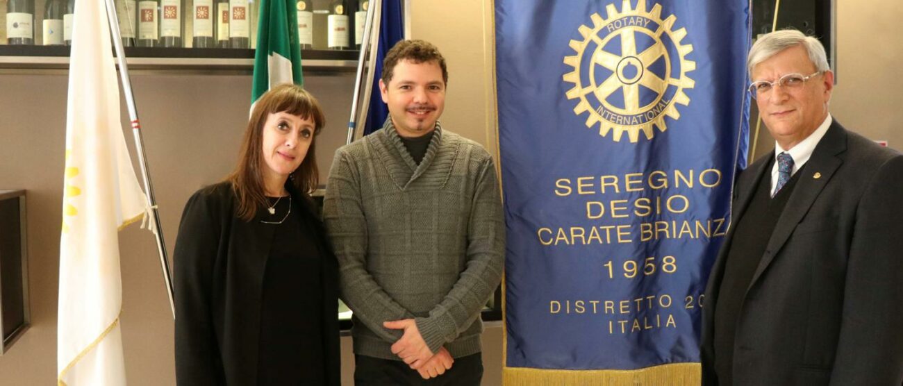 Il presidente del Rotary Sedeca, Gilberto Chiarelli, con Stefano Pisù, vice presidente di Seregno Soccorso e Vittoria Leoni, revisore dei conti