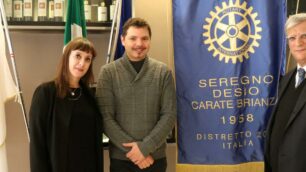 Il presidente del Rotary Sedeca, Gilberto Chiarelli, con Stefano Pisù, vice presidente di Seregno Soccorso e Vittoria Leoni, revisore dei conti