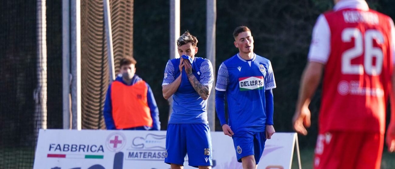 La disperazione finale di Roberto Marino e Gioacchino Galeotafiore (foto Luca Rossini e Fabio Pelliccia-pagina Facebook Seregno calcio)