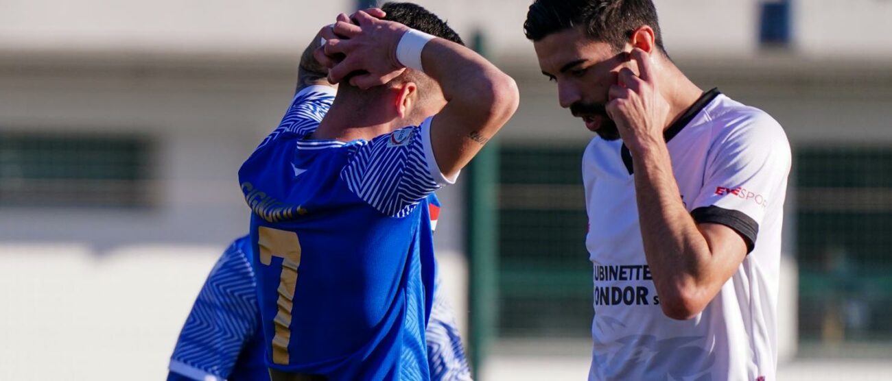 La disperazione di Sabino Signorile, 20 anni, dopo un'occasione non concretizzata contro la Pro Vercelli - foto Luca Rossini/Seregno Calcio