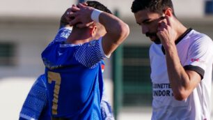 La disperazione di Sabino Signorile, 20 anni, dopo un'occasione non concretizzata contro la Pro Vercelli - foto Luca Rossini/Seregno Calcio