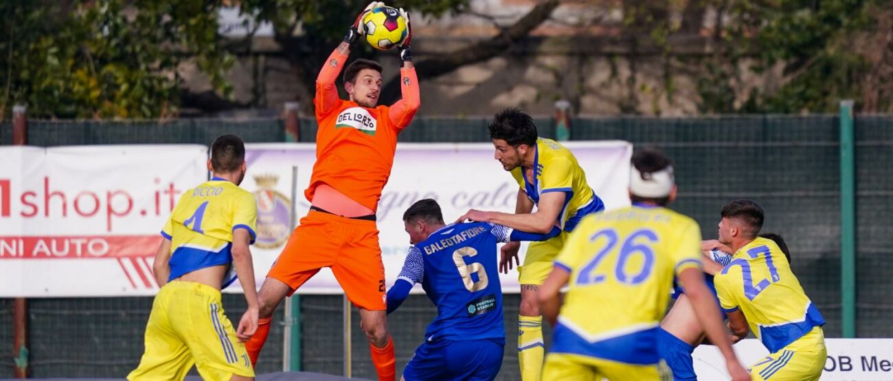 Un'uscita in presa alta di Tozzo (foto Luca Rossini-pagina di Facebook Seregno calcio)