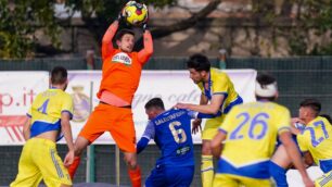 Un'uscita in presa alta di Tozzo (foto Luca Rossini-pagina di Facebook Seregno calcio)