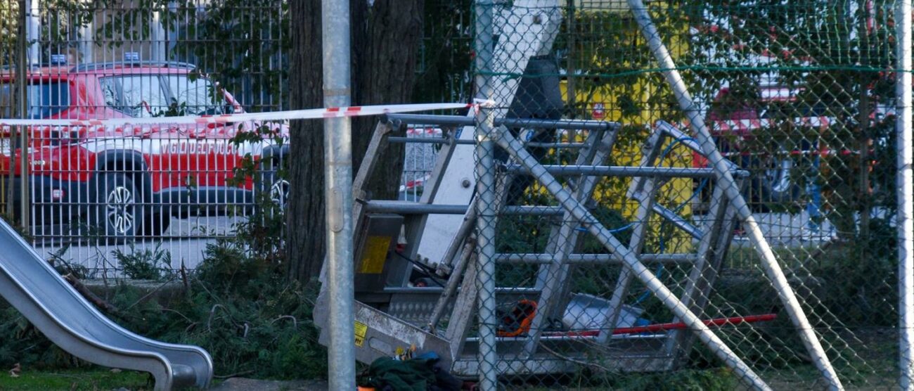 Il luogo teatro dell’incidente sul lavoro dei giorni scorsi a Desio dove sono rimasti infortunati due giardinieri che stavano lavorando in altezza su un carrello