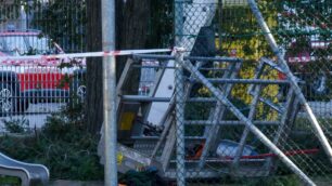 Il luogo teatro dell’incidente sul lavoro dei giorni scorsi a Desio dove sono rimasti infortunati due giardinieri che stavano lavorando in altezza su un carrello