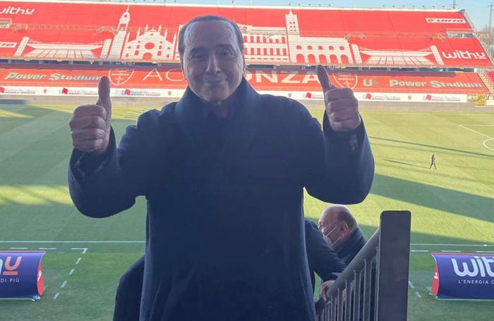 Silvio Berlusconi esultante allo stadio di Monza