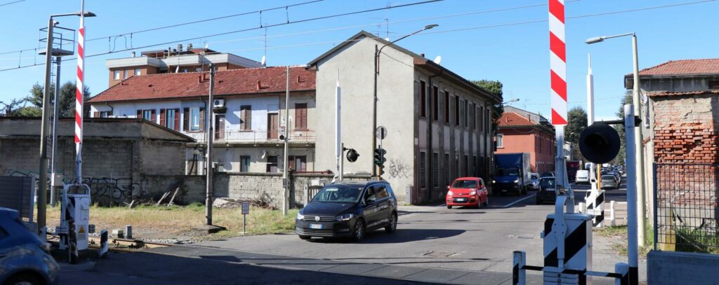 Il passaggio a livello via Seveso- Cadorna di Meda che sarà trasformato in sottopassaggio. Un impegno di spesa di 11 milioni (foto Volonterio)