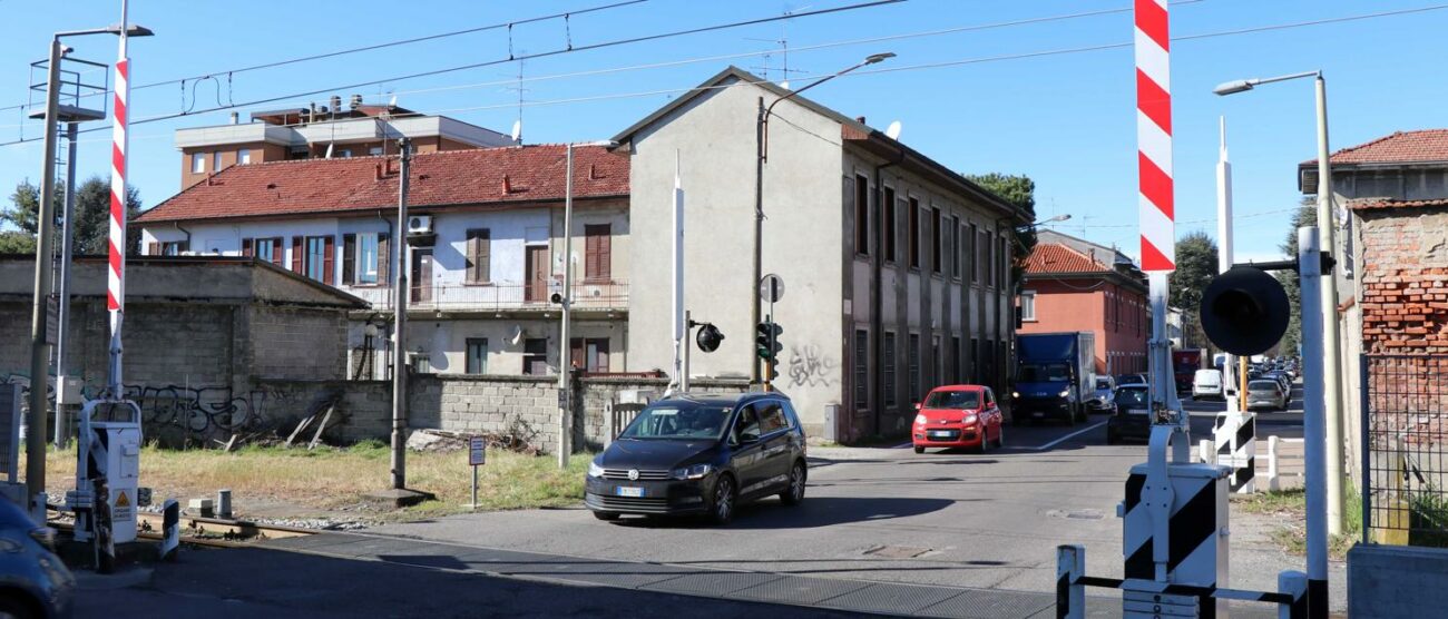 Il passaggio a livello via Seveso- Cadorna di Meda che sarà trasformato in sottopassaggio. Un impegno di spesa di 11 milioni (foto Volonterio)