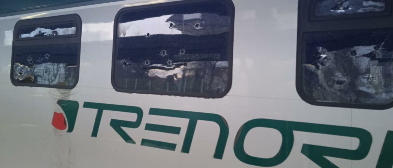 L’ultimo convoglio vandalizzato di Trenord, alla stazione di Mariano Comense