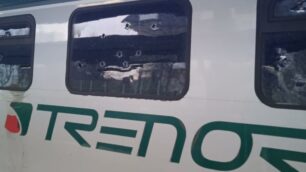 L’ultimo convoglio vandalizzato di Trenord, alla stazione di Mariano Comense