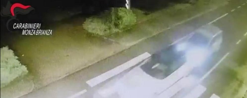 Una delle vetture rubate “spinta” da una, condotta dai ladri,e diretta verso un capannone della banda  (foto Carabinieri)