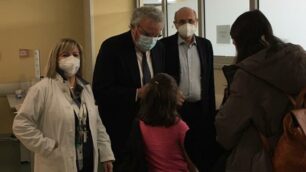 Silvano Casazza Direttore Generale della ASST Monza, con il professor Andrea Biondi Direttore Scientifico della Fondazione Monza e Brianza per il Bambino e la sua Mamma e la dottoressa Silvia Crippa della ASST Monza responsabile del Servizio Vaccinazioni, presenti nel weekend presso il centro vaccinale pediatrico