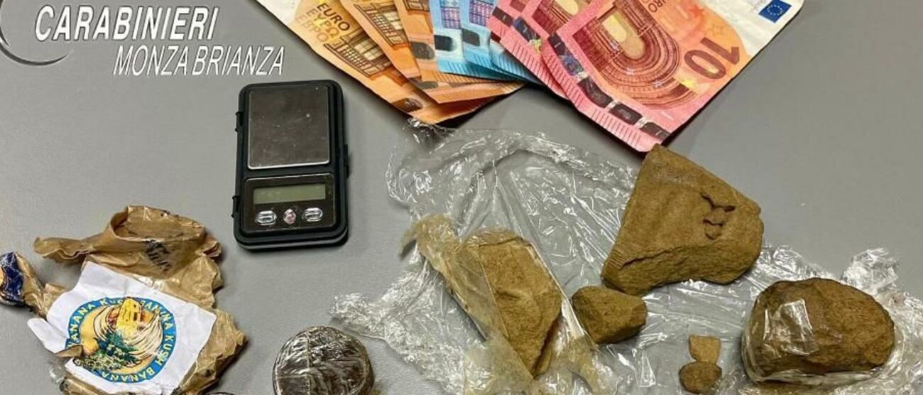 La droga e il resto del materiale sequestrato (foto Carabinieri)