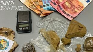 La droga e il resto del materiale sequestrato (foto Carabinieri)