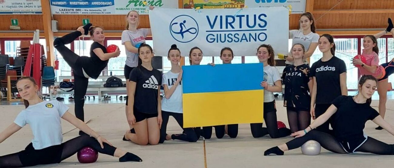 Le ginnaste della Virtus con la bandiera dell’Ucraina