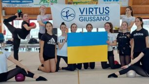 Le ginnaste della Virtus con la bandiera dell’Ucraina