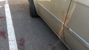 Accoltellamento: i segni rimasti nel parcheggio di Limbiate
