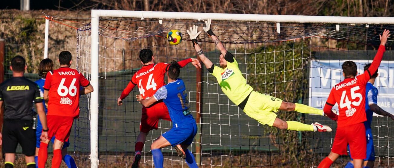 Una bella parata di Tozzo (foto Alessio Morgese e Luca Rossini-pagina Facebook Seregno calcio). Anche con il Sudtirol era riuscito a intercettare il rigore ma sulla ribattuta è stato trafitto